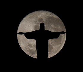 “月圆之夜”下的基督像:静谧而宏伟 朦胧又皎洁